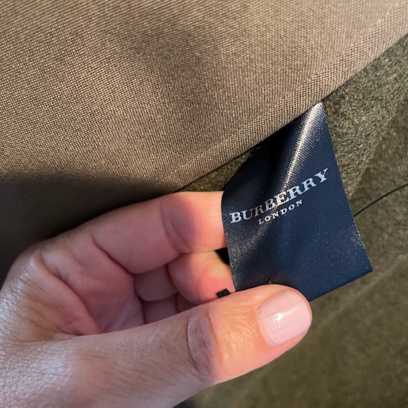 men’s tan Burberry lined trench coat.  Wool lining is removable. Size 46r. - Picture 14 of 16